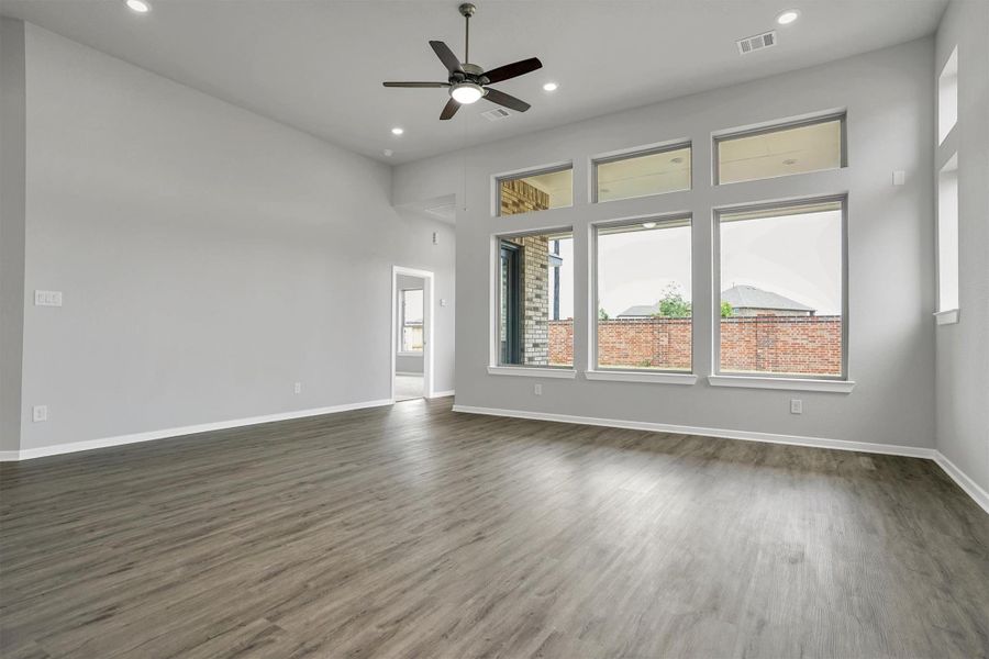 Spacious, unfurnished interior of a new home in Sunterra 50s, Katy (Image 8).