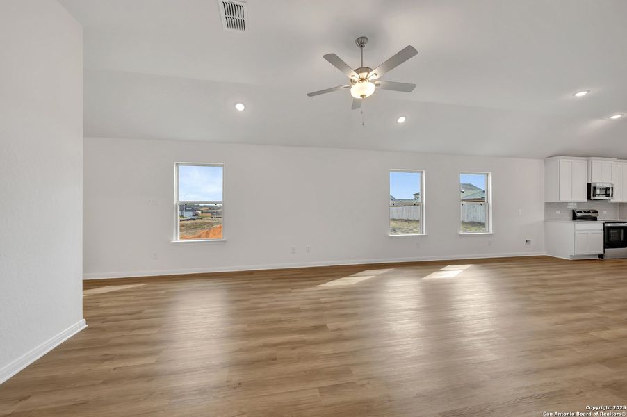Spacious, unfurnished interior of a new home in Park Place, New Braunfels (Image 30).