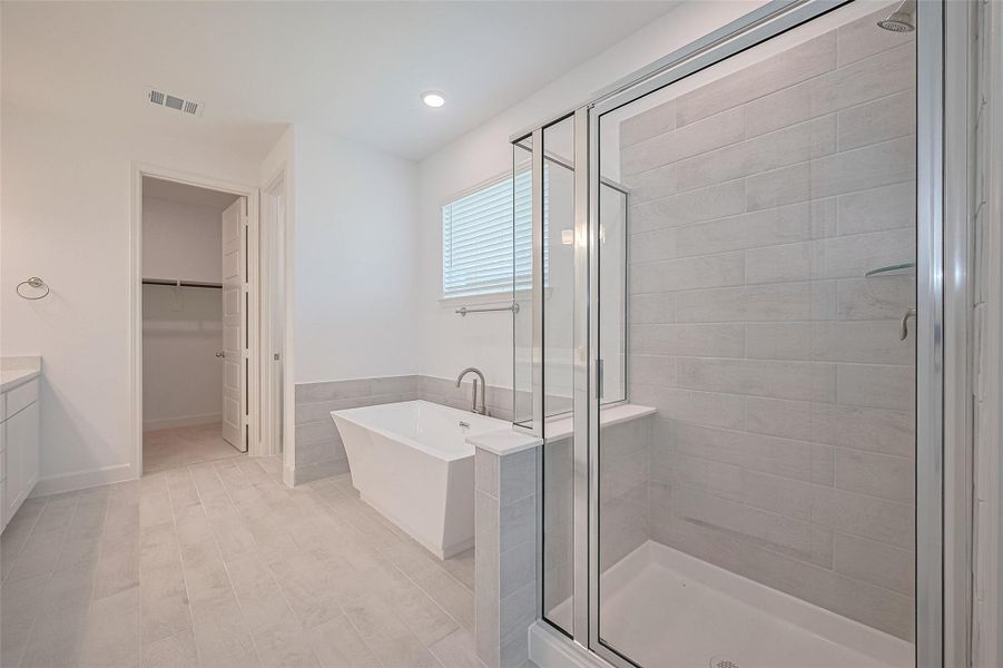 Furnished interior view inside a new home in Lago Mar, Texas City (Image 11).