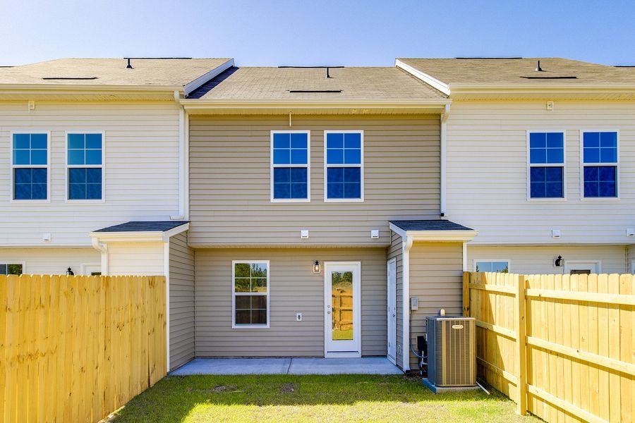 Exterior details and patio area of a home in Astoria, Columbia (Image 19).