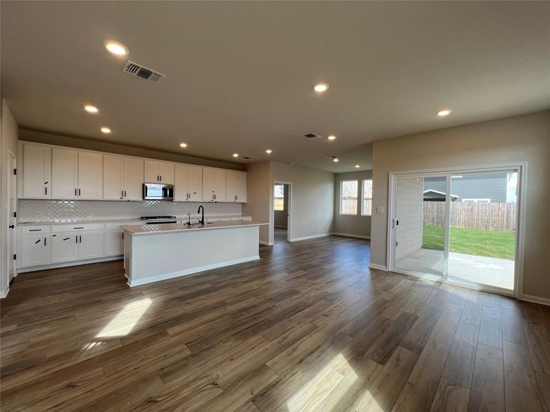 Spacious, unfurnished interior of a new home in Rolling Glen, Hutto (Image 28).