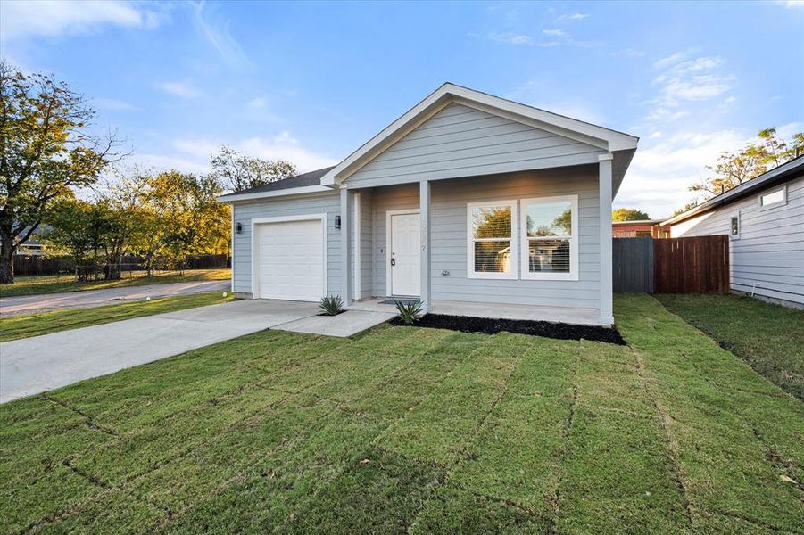 Exterior details and patio area of a home in , Corsicana (Image 18).