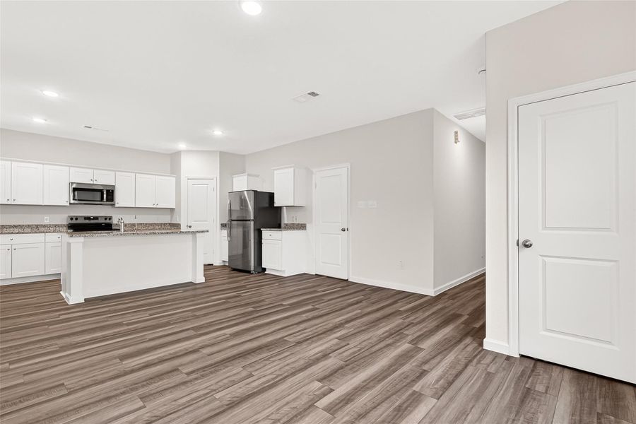 Spacious, unfurnished interior of a new home in Chapel Run, Montgomery (Image 42).