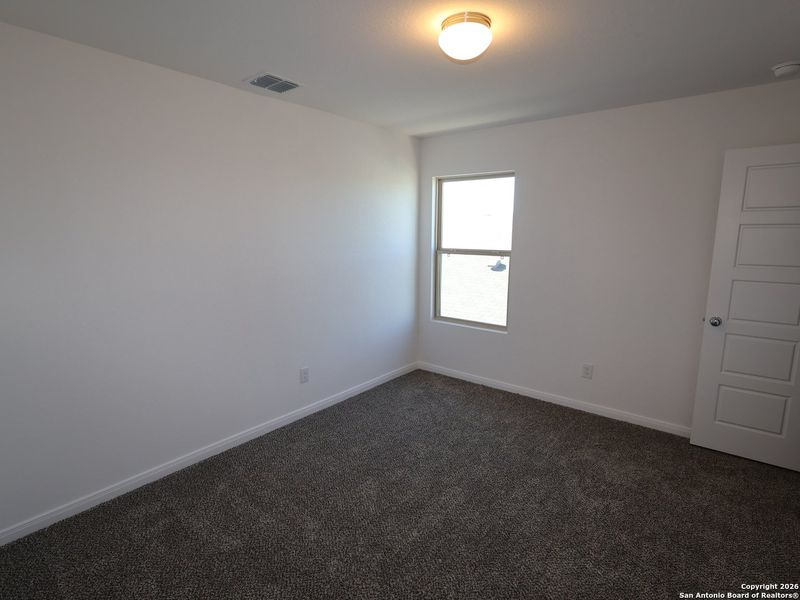 Spacious, unfurnished interior of a new home in Hunters Ranch, San Antonio (Image 19).
