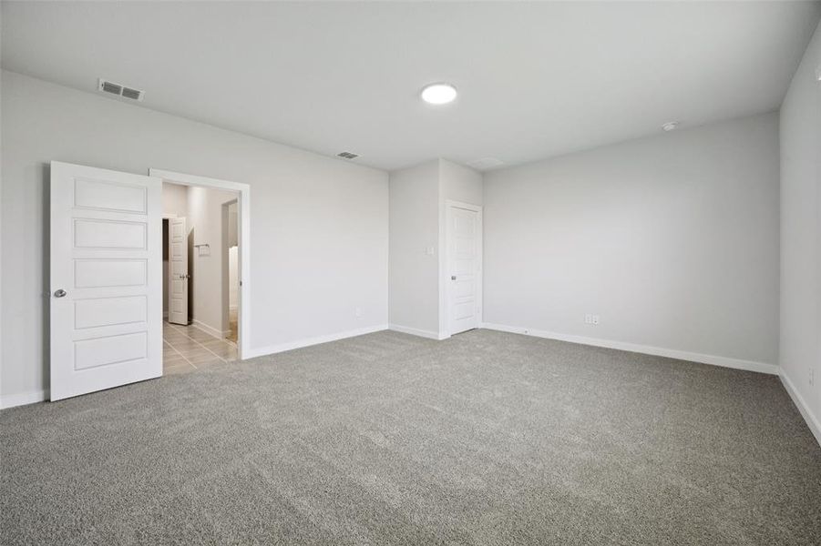 Spacious, unfurnished interior of a new home in Stratton Place, Greenville (Image 17).