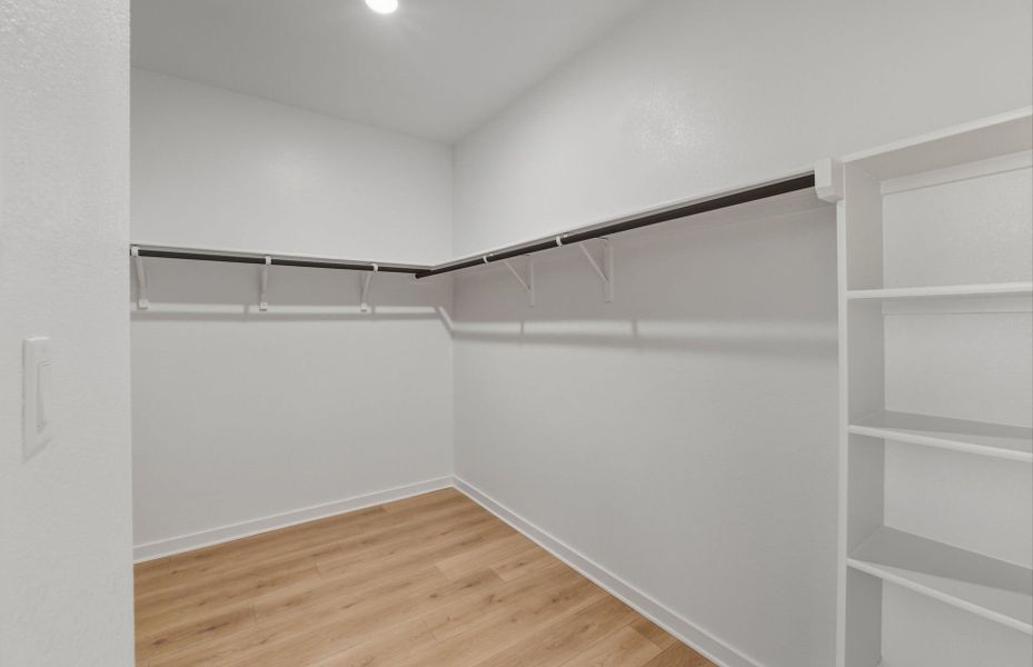 Spacious, unfurnished interior of a new home in Sunfield, Buda (Image 30).