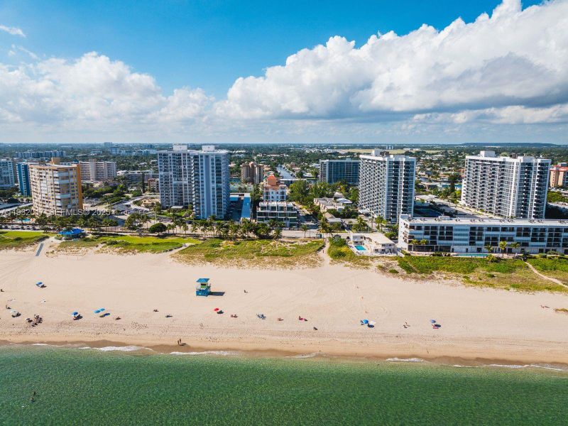 Condo located in Pompano Beach, FL showcasing its design and architecture (Image 13).