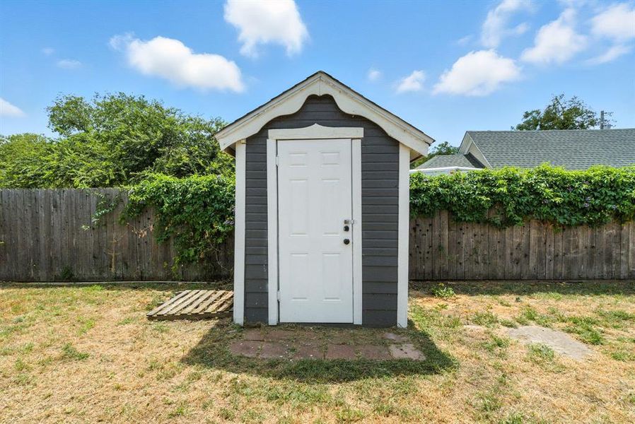 Exterior details and patio area of a home in , Weatherford (Image 4).
