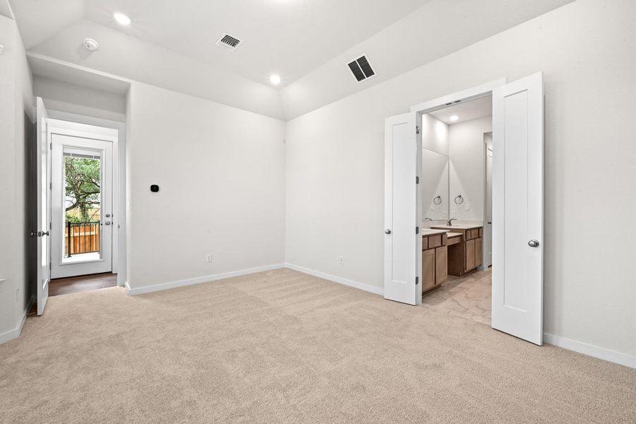 Spacious, unfurnished interior of a new home in 6 Creeks at Waterridge, Kyle (Image 19).