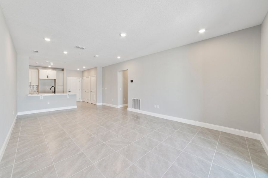 Spacious, unfurnished interior of a new home in Gatherings® of Lake Nona, Orlando (Image 23).