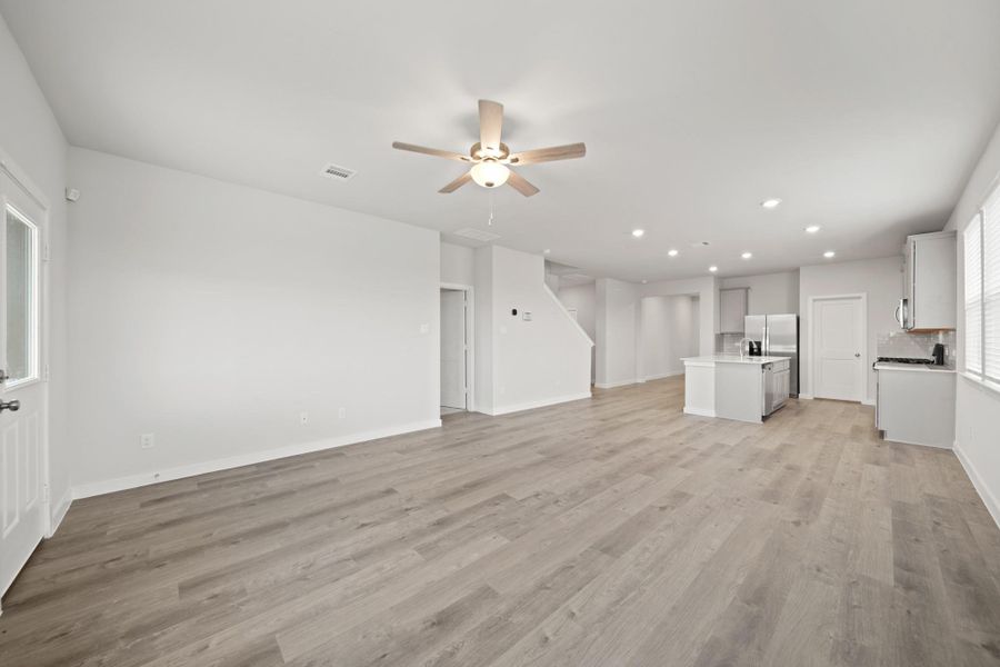 Spacious, unfurnished interior of a new home in Valor Park, Bay City (Image 14).
