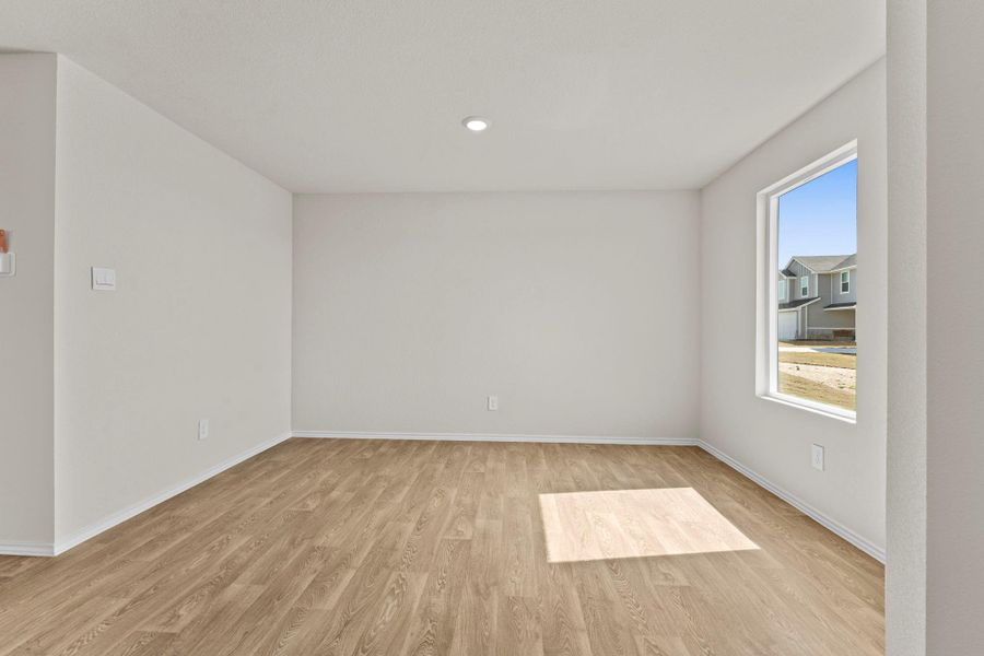 Spacious, unfurnished interior of a new home in Ladera, Luling (Image 23).