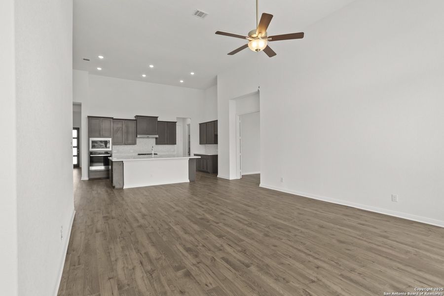 Spacious, unfurnished interior of a new home in Homestead, Schertz (Image 12).