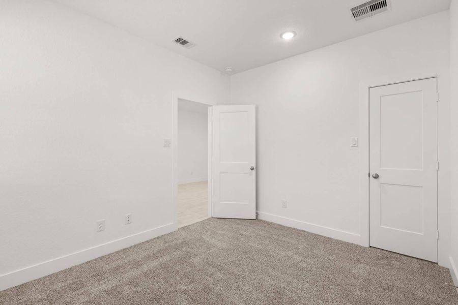 Spacious, unfurnished interior of a new home in Sienna, Missouri City (Image 21).