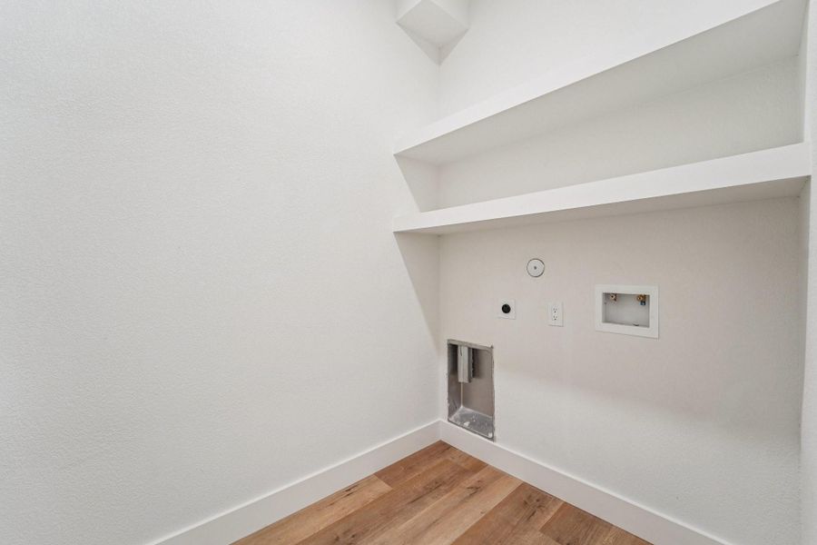 Spacious, unfurnished interior of a new home in , La Porte (Image 14).