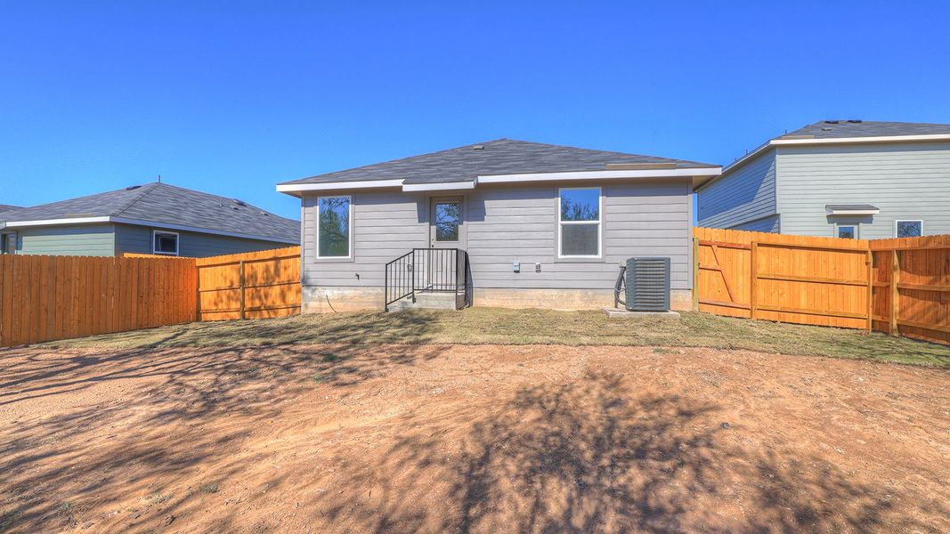 Exterior details and patio area of a home in Ladera, Luling (Image 4).