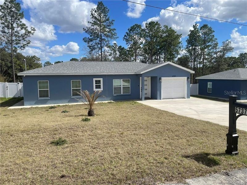Exterior details and patio area of a home in , Citrus Springs (Image 3).