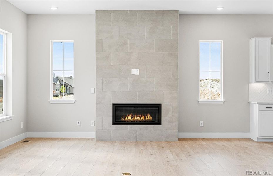 Spacious, unfurnished interior of a new home in Hilltop at Inspiration, Aurora (Image 34).