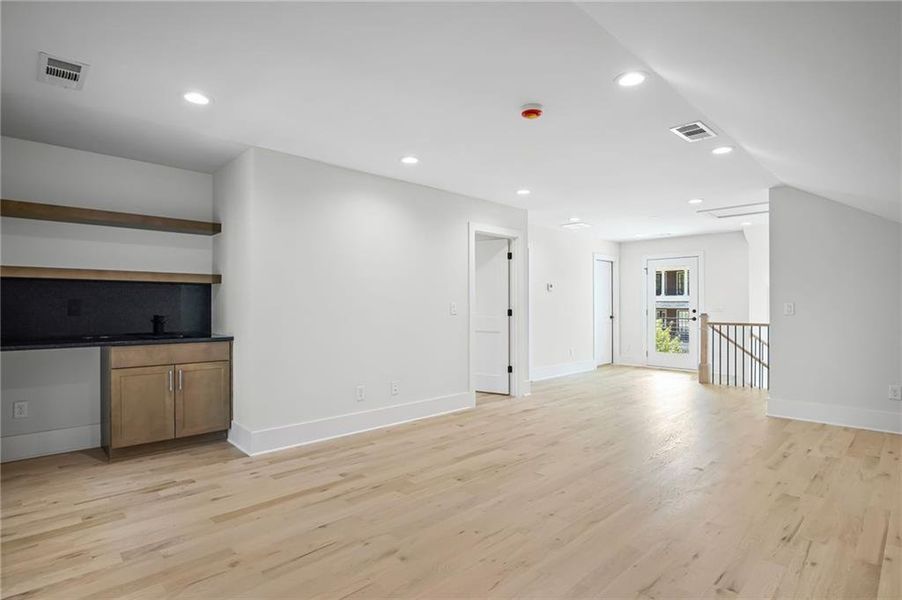 Spacious, unfurnished interior of a new home in , Alpharetta (Image 32).