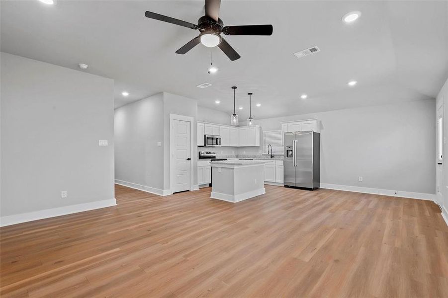 Spacious, unfurnished interior of a new home in , Tolar (Image 22).