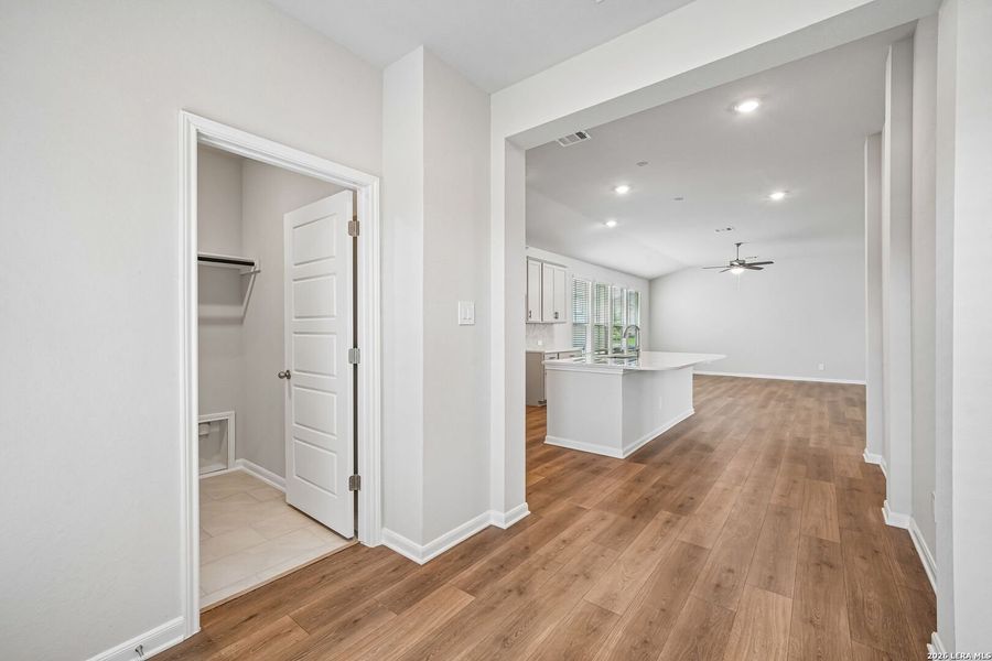 Spacious, unfurnished interior of a new home in Thomas Pond, San Antonio (Image 19).