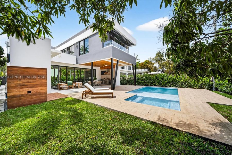 Exterior details and patio area of a home in , Miami (Image 26).