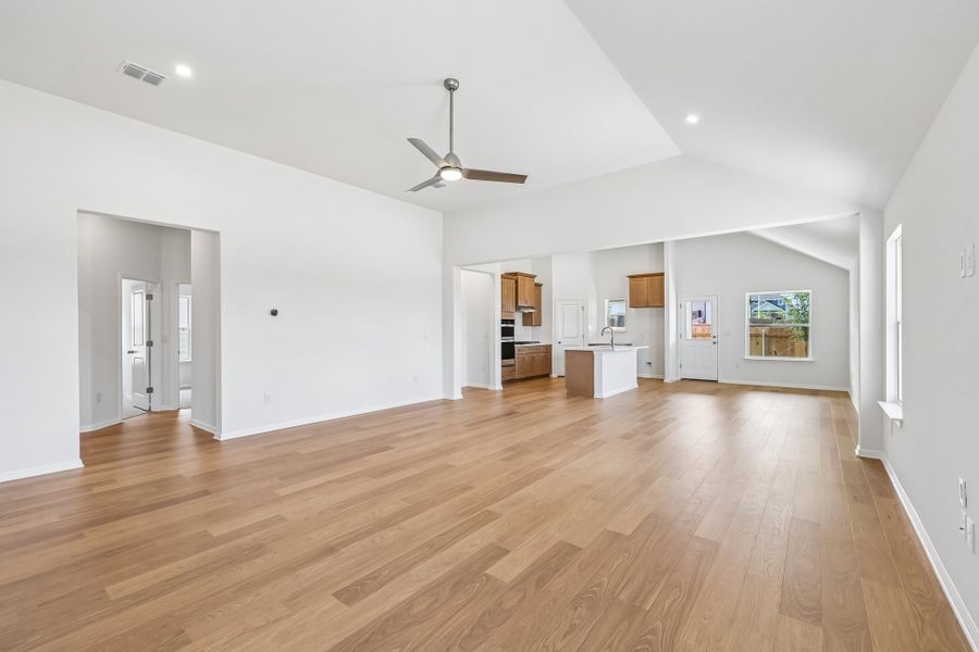 Spacious, unfurnished interior of a new home in Porter Country, Buda (Image 12).