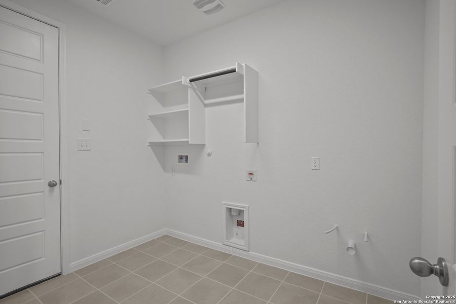 Spacious, unfurnished interior of a new home in Homestead, Schertz (Image 26).
