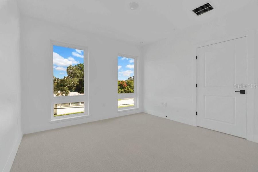 Spacious, unfurnished interior of a new home in , Orlando (Image 25).