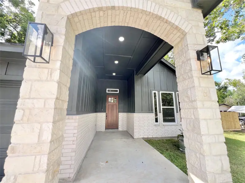Exterior details and patio area of a home in , Santa Fe (Image 31).