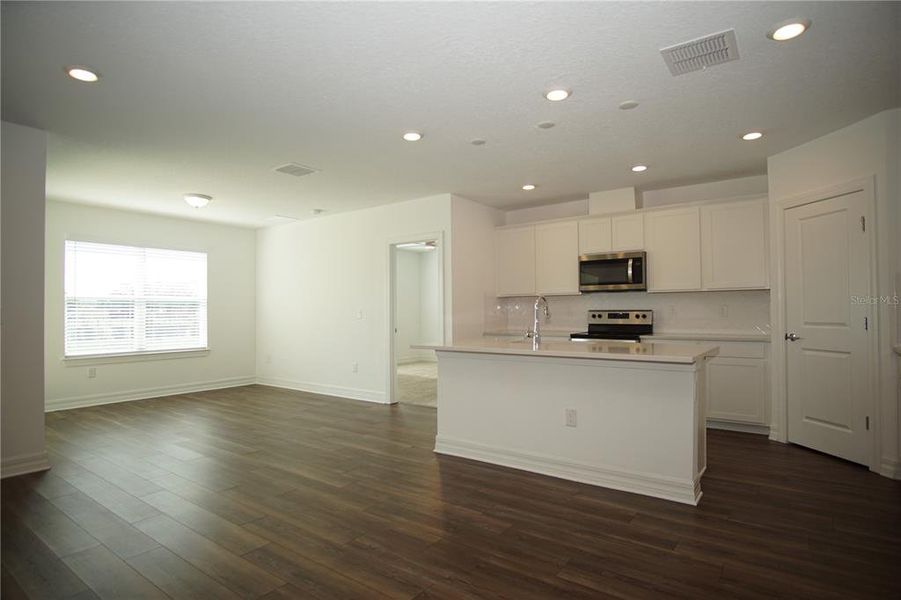 Furnished interior view inside a new home in Summers Cay, Thonotosassa (Image 12).