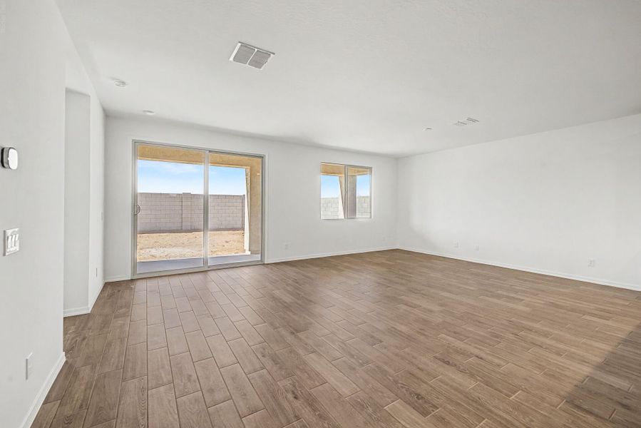 Spacious, unfurnished interior of a new home in White Tank Vistas, Waddell (Image 9).