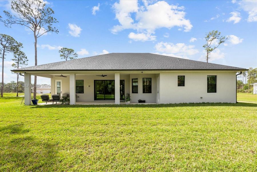 Exterior details and patio area of a home in , Fort Pierce (Image 3).