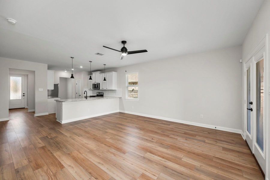 Spacious, unfurnished interior of a new home in Sunterra, Katy (Image 9).