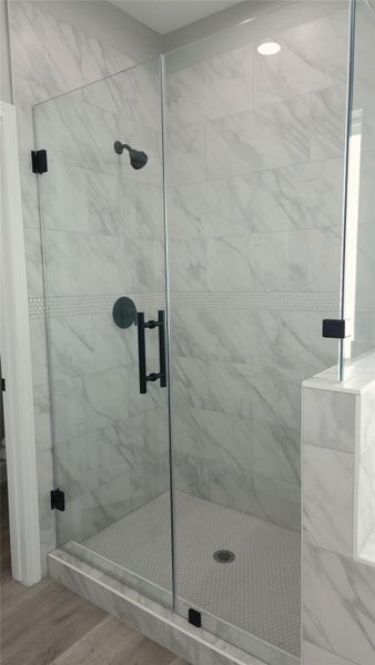 Luxurious Glass Enclosed Shower Luxurious Glass Enclosed Shower