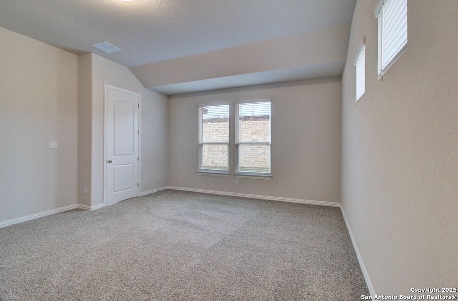 Spacious, unfurnished interior of a new home in Meyer Ranch - Enclave, New Braunfels (Image 28).
