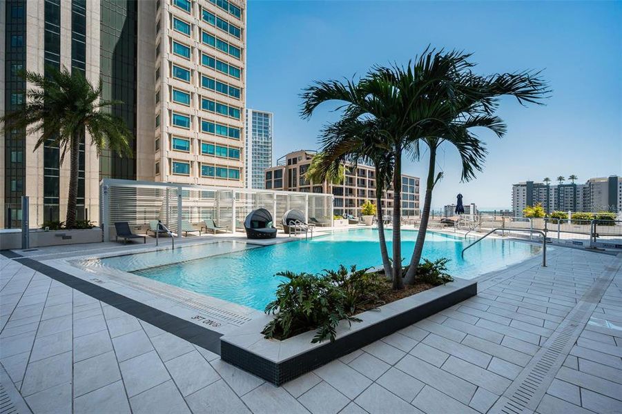 Condo located in St. Petersburg, FL showcasing its design and architecture (Image 5).