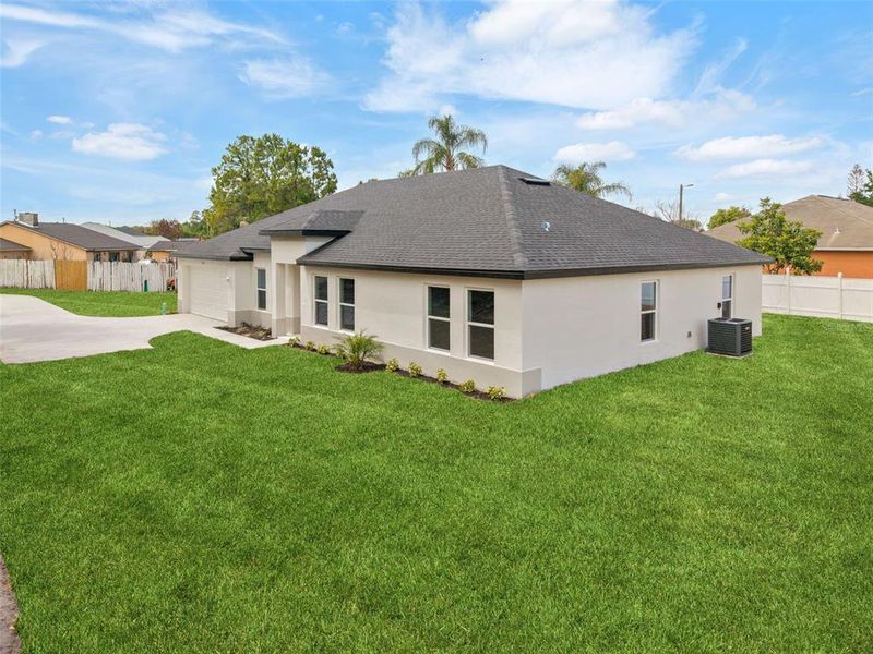 Exterior details and patio area of a home in , Kissimmee (Image 3).