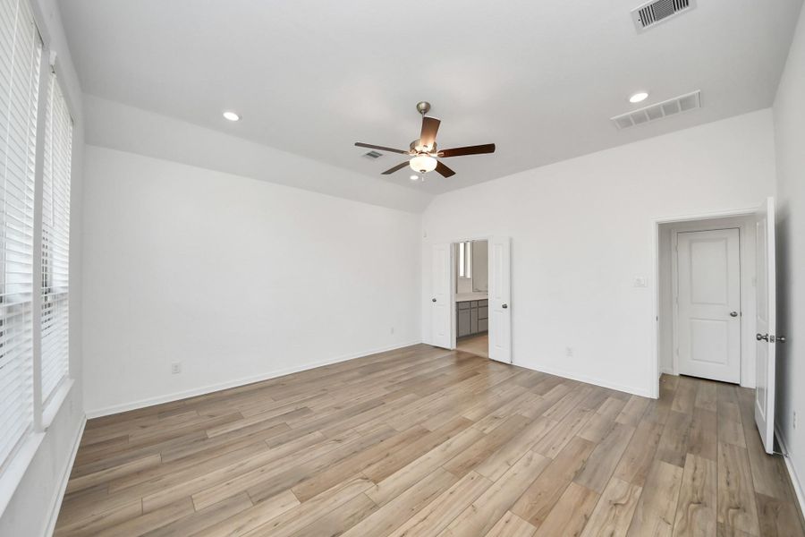 Spacious, unfurnished interior of a new home in Tavola: Fairway Collection, New Caney (Image 16).