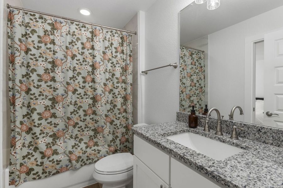 Furnished interior view inside a new home in , Bandera (Image 38).