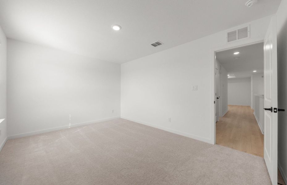 Spacious, unfurnished interior of a new home in Sunfield, Buda (Image 35).