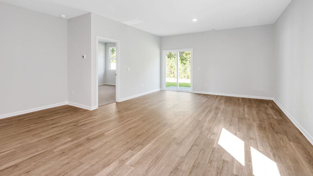 Spacious, unfurnished interior of a new home in Vineyard Trail, Jacksonville (Image 10).