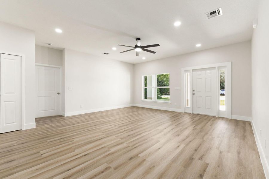 Spacious, unfurnished interior of a new home in , Fort Pierce (Image 20).