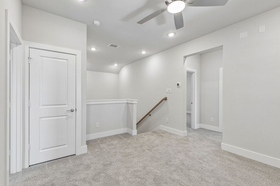 Spacious, unfurnished interior of a new home in Dove Hollow, Waxahachie (Image 23).