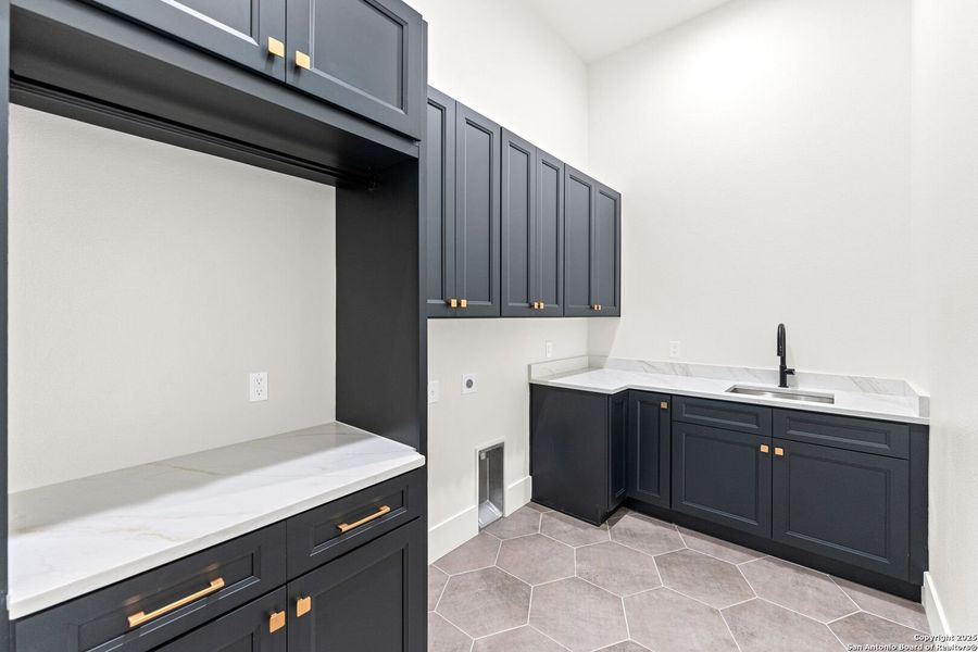 Furnished interior view inside a new home in , Bandera (Image 37).