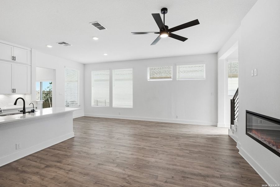 Spacious, unfurnished interior of a new home in Prominence, San Antonio (Image 18).