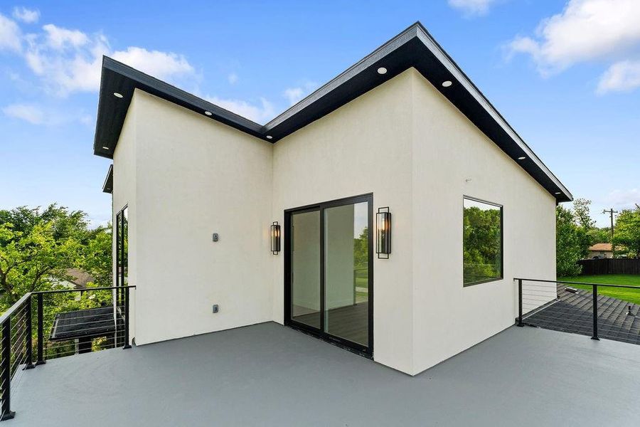 Exterior details and patio area of a home in , Farmers Branch (Image 4).