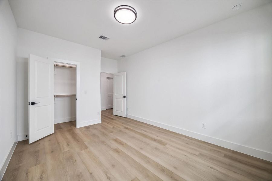 Spacious, unfurnished interior of a new home in , Houston (Image 18).