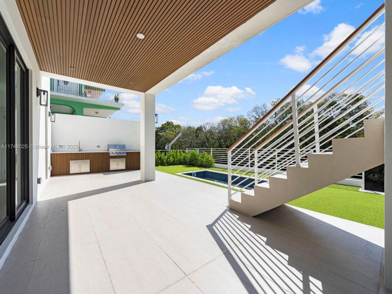 Spacious, unfurnished interior of a new home in , Tavernier (Image 15).