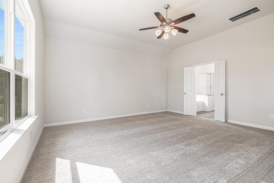 Spacious, unfurnished interior of a new home in Deer Pines, Conroe (Image 11).